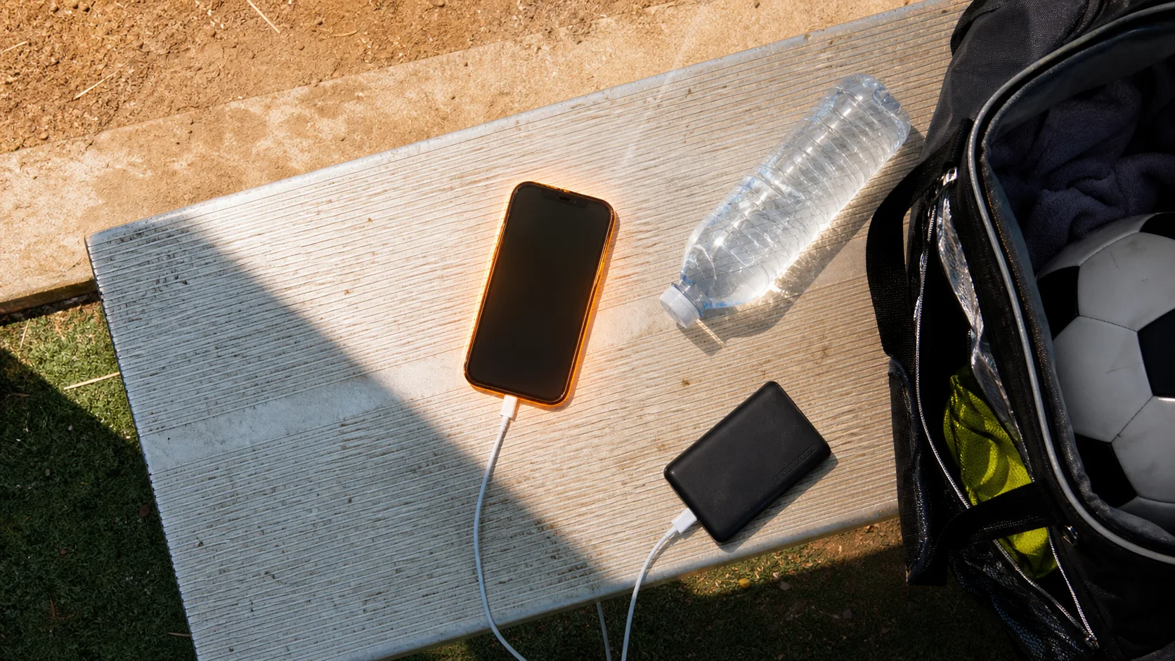 QShot heat and battery pain point: a smartphone and power bank baking in harsh tournament sun